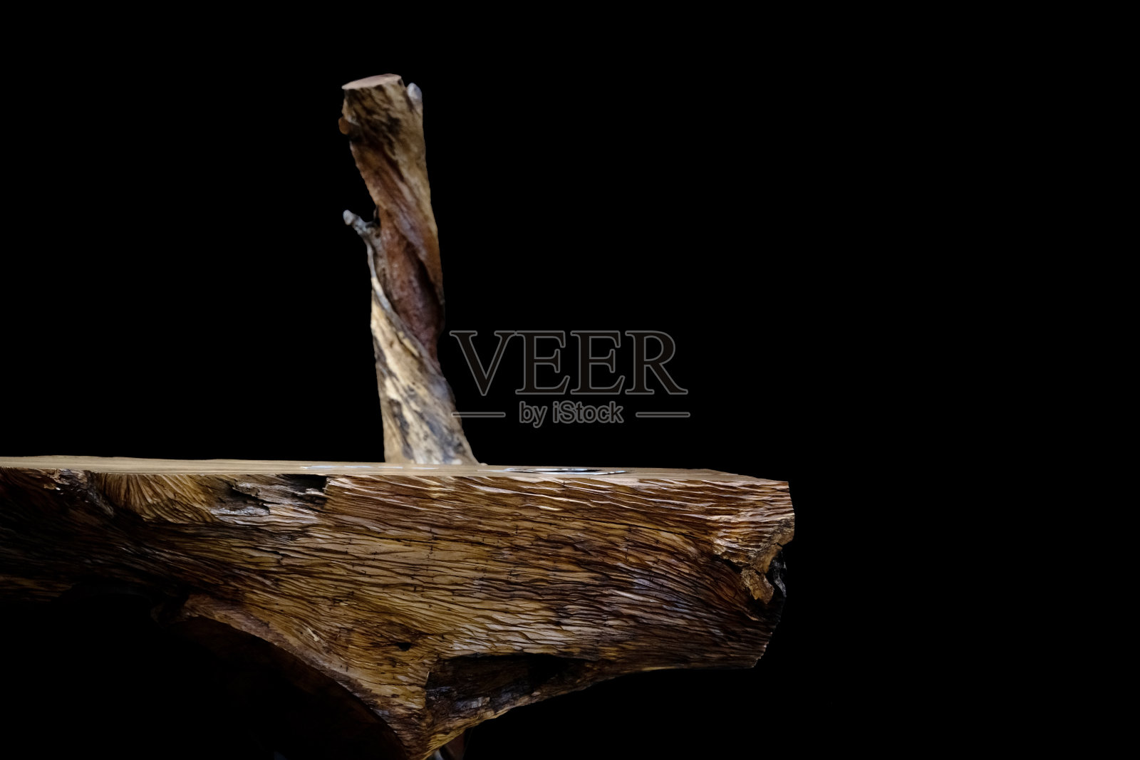 艺术的大木桌在背景上隔离了黑色照片摄影图片