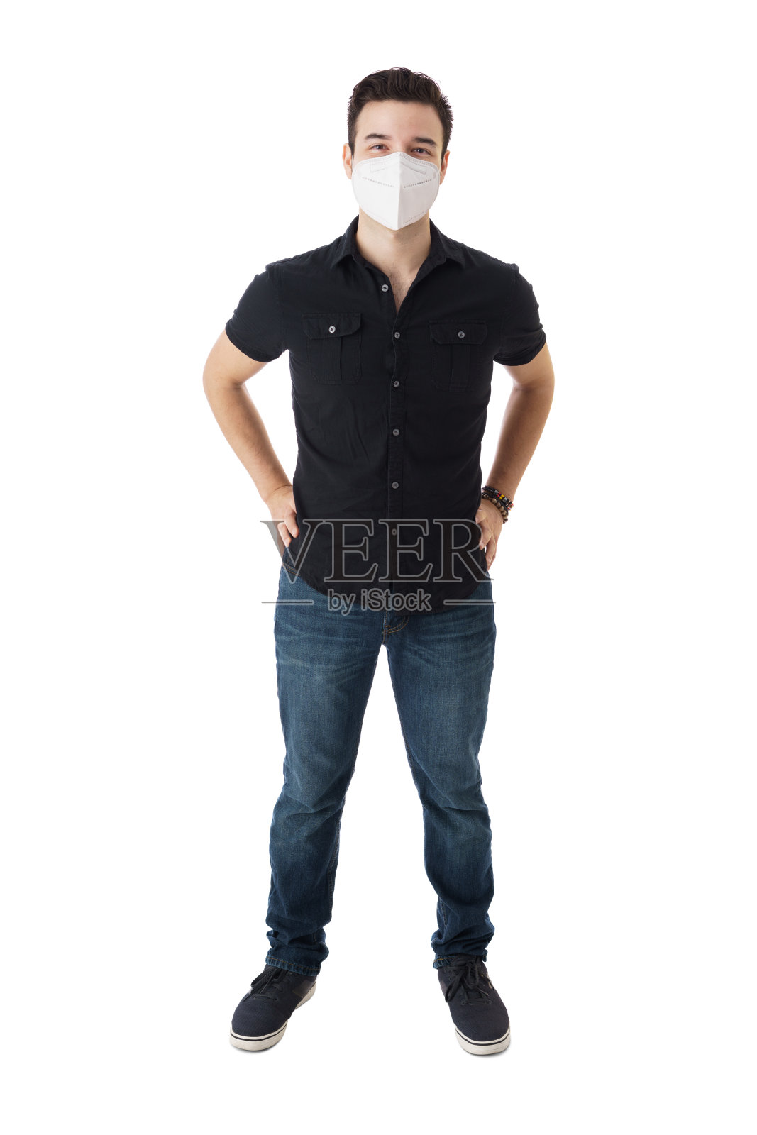 一个戴着面具的人站着看着镜头照片摄影图片