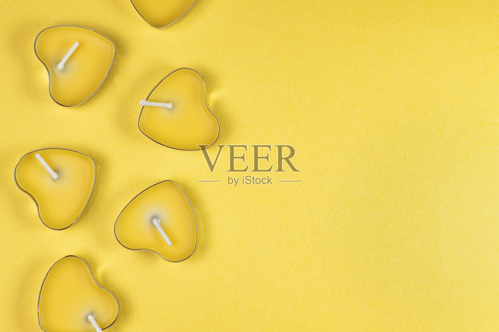 浪漫的框架在一个黄色的背景上心形的黄色蜡烛，俯视，文字的空间照片摄影图片