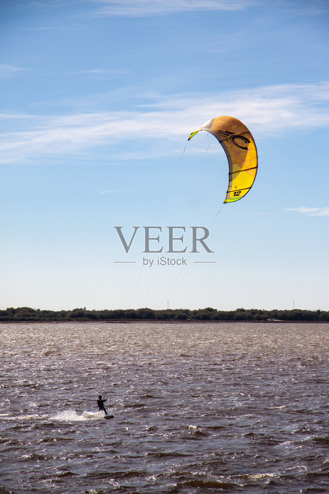 风筝冲浪者在河上的波浪中翻滚和机动照片摄影图片