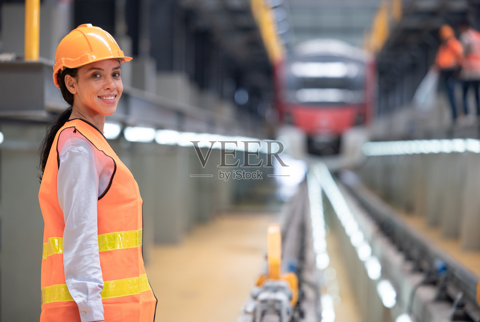 火车站的女机车工程师照片摄影图片