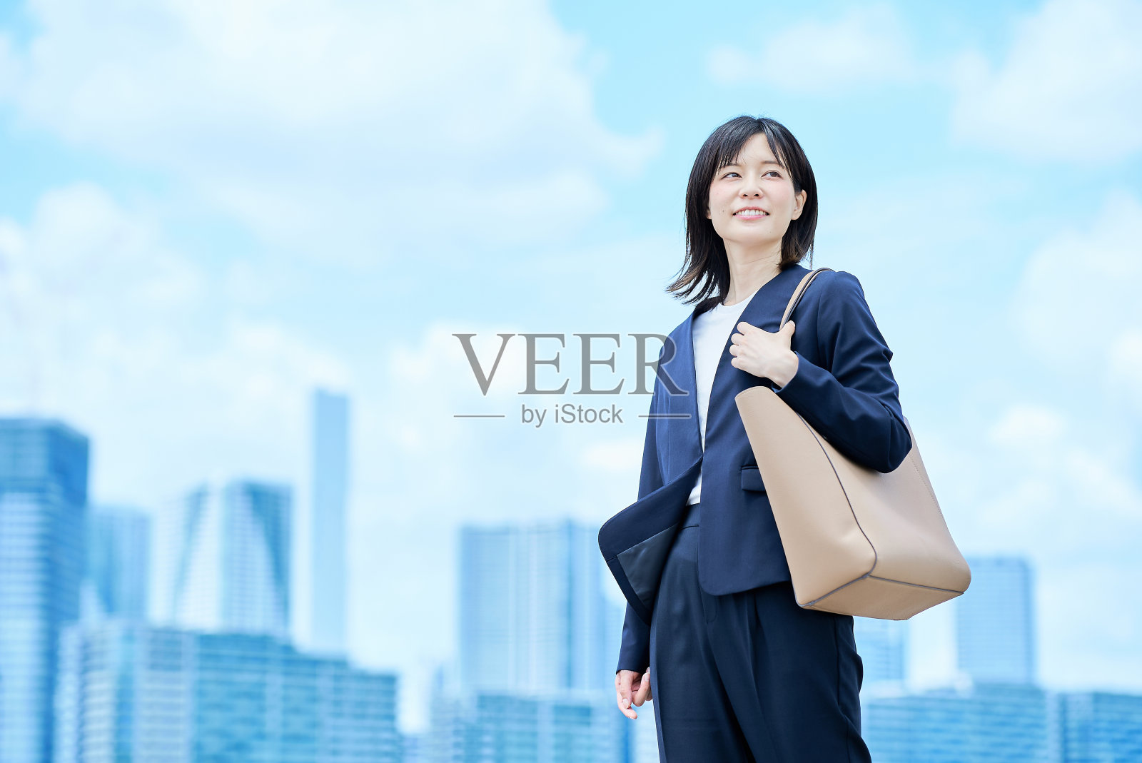 一个穿西装上下班的年轻女子照片摄影图片