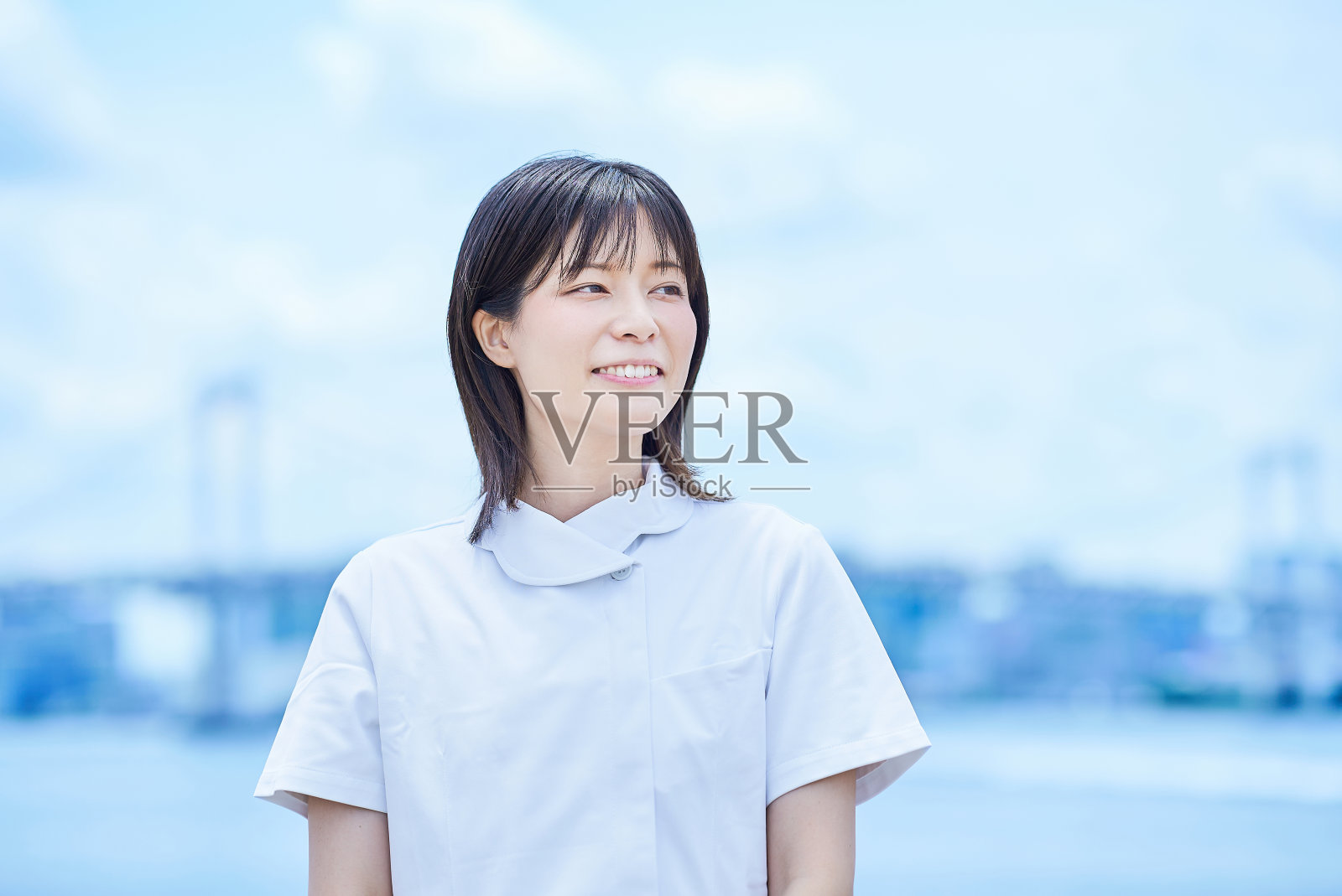 穿着白大褂的年轻女子照片摄影图片