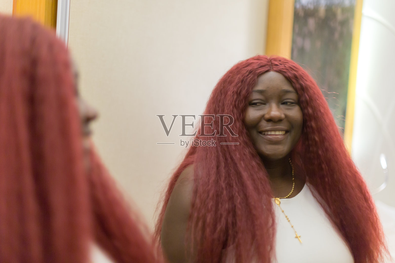 照镜子照片摄影图片