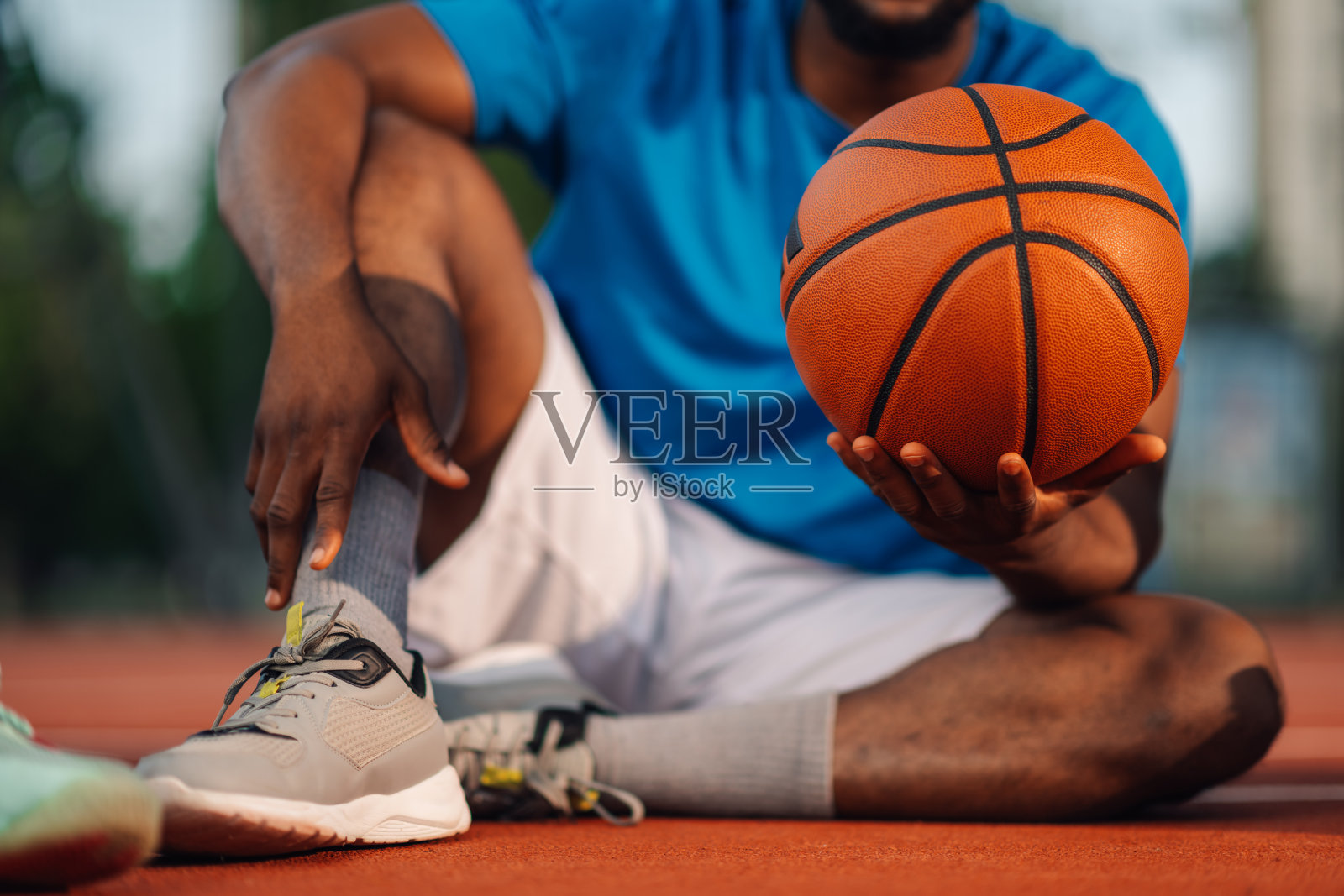一个多样化的球员拿着篮球的特写照片摄影图片