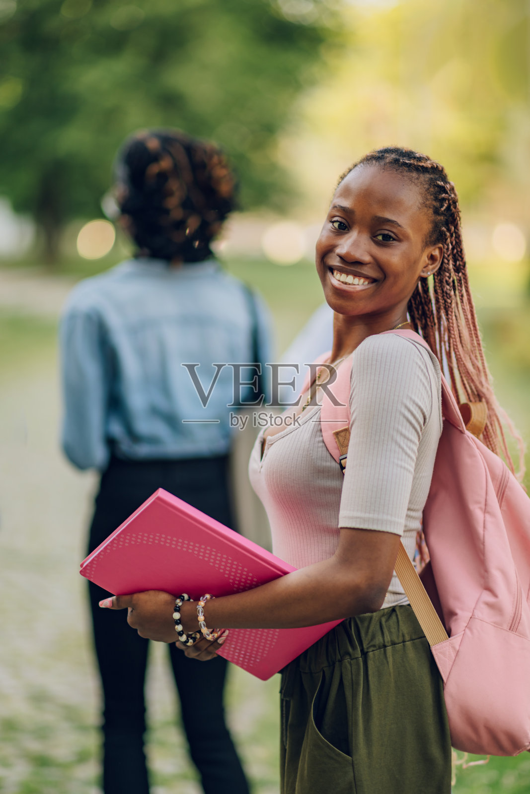 校园里形形色色的学生对着镜头微笑的肖像。照片摄影图片