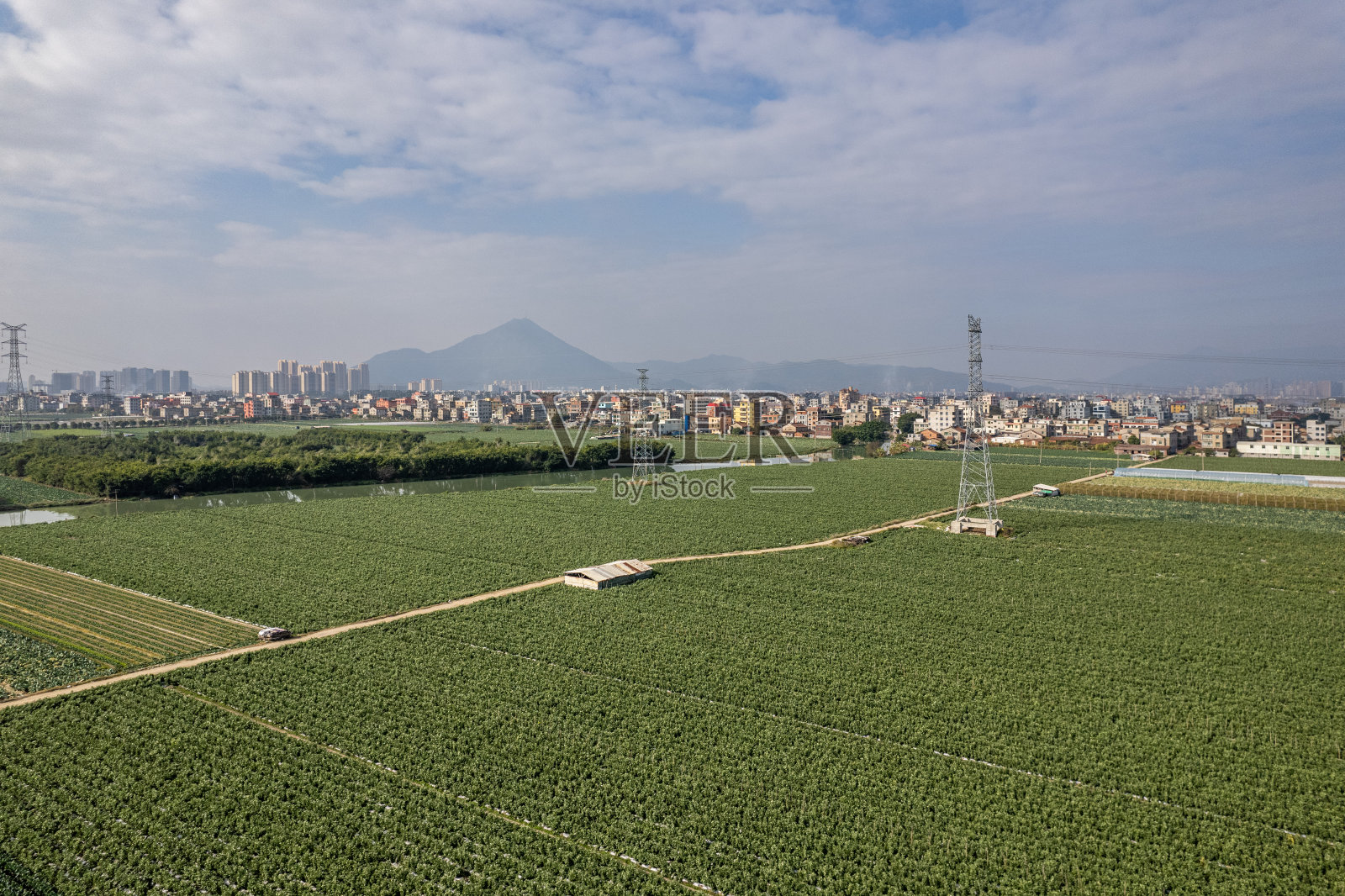 平原乡村现代绿色农田鸟瞰图照片摄影图片