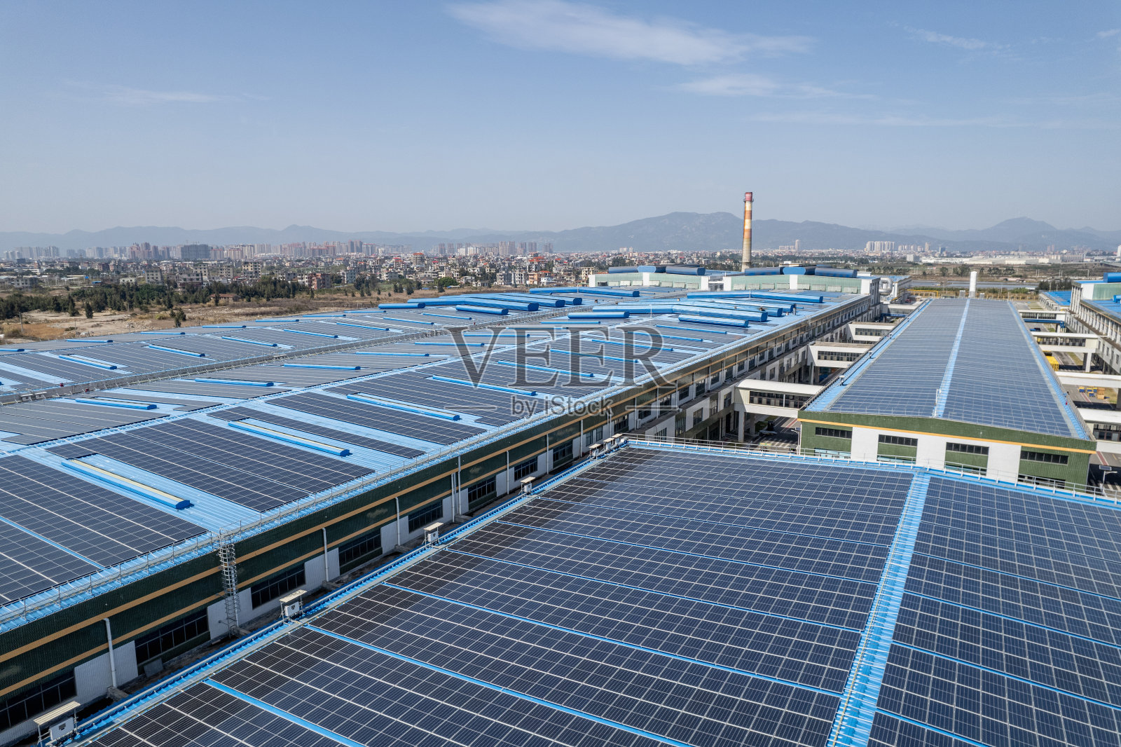 安装在工厂厂房的太阳能电池板鸟瞰图照片摄影图片
