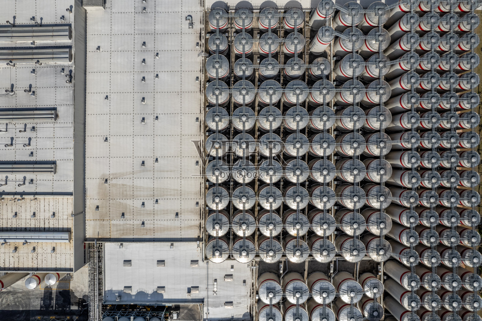 大型啤酒厂的储罐鸟瞰图照片摄影图片