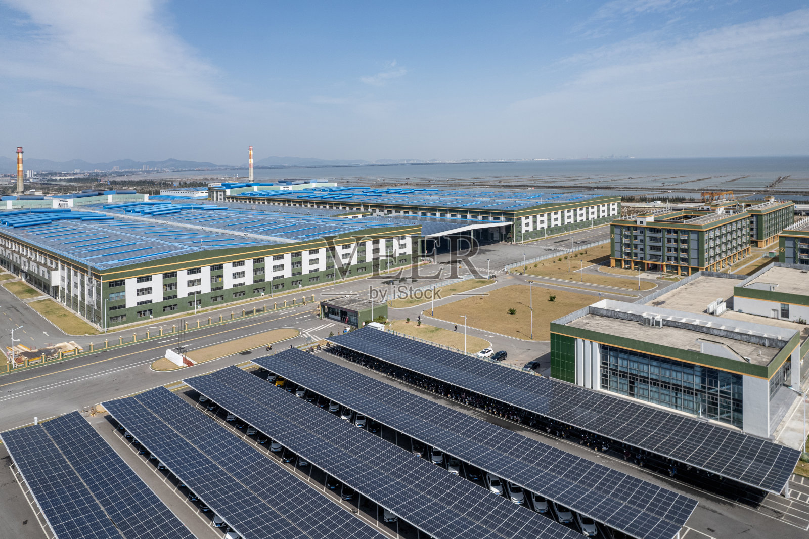 工厂太阳能停车场的鸟瞰图照片摄影图片