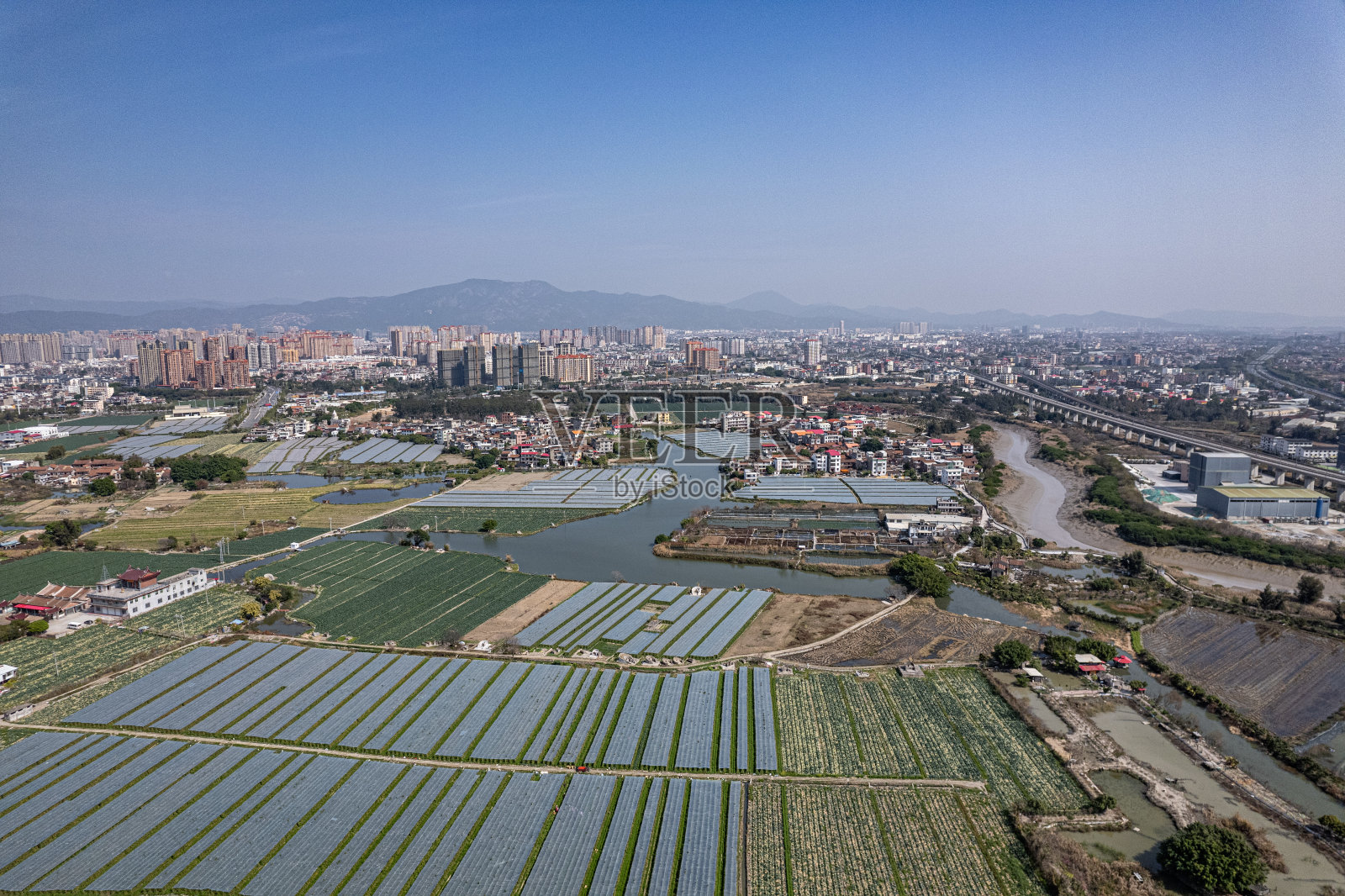 鸟瞰乡村民居和现代绿色农田照片摄影图片