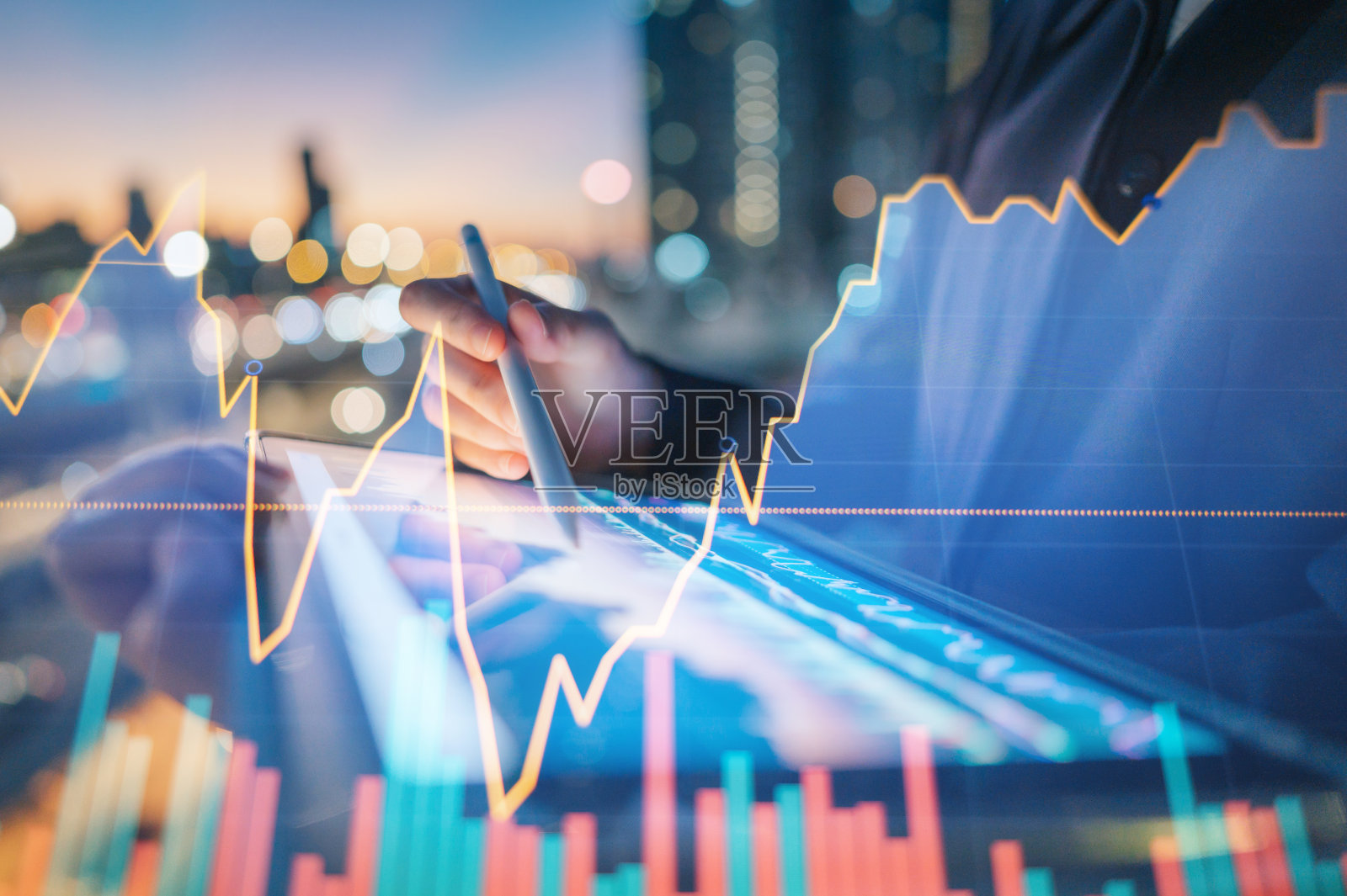 新的投资检查收益/损失投资加密账户和管理金融投资通过手机和笔记本电脑的应用程序照片摄影图片