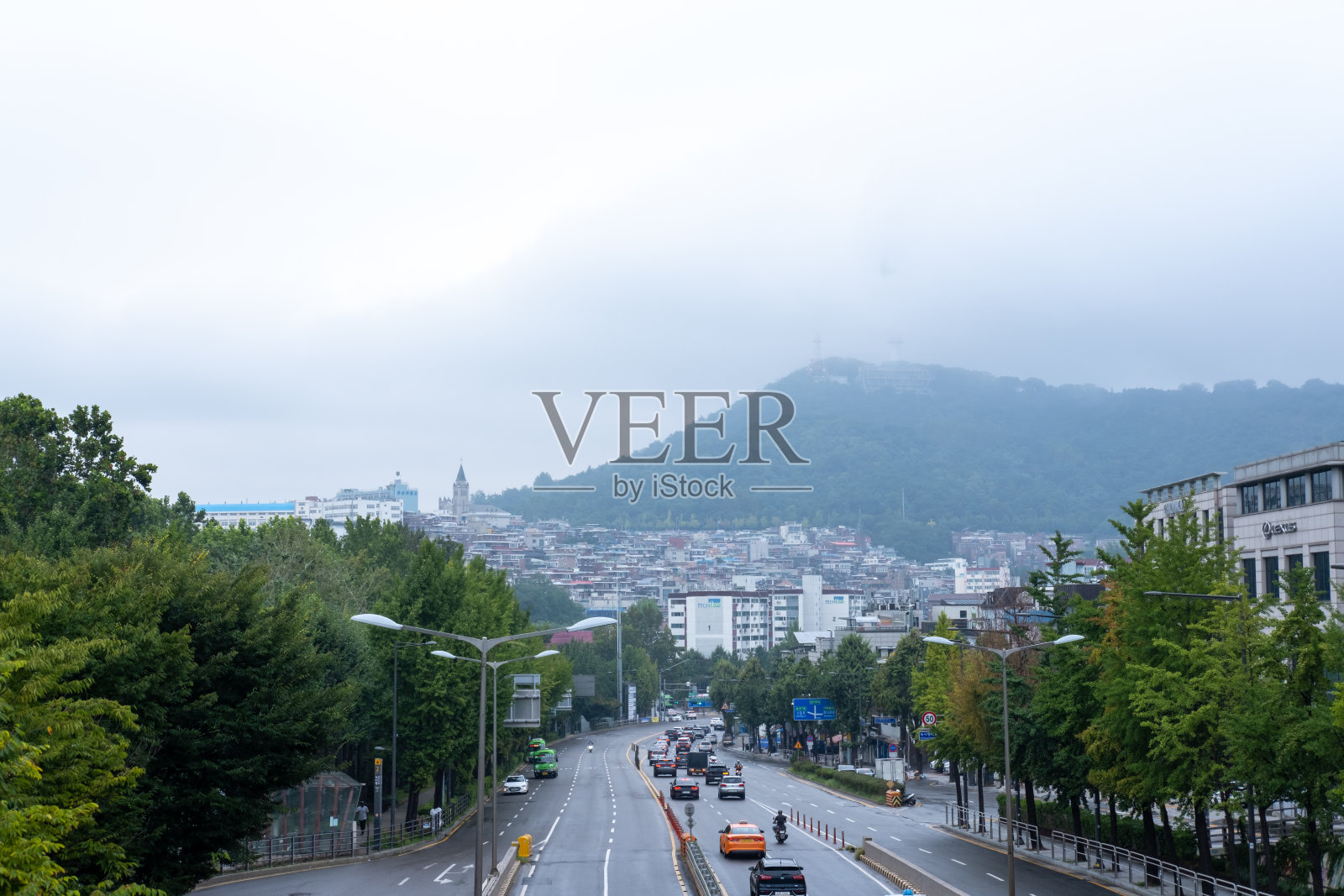 韩国首尔- 2023年9月3日:从芦沙坪桥上看,N首尔塔的景色消失在云层中,芦沙坪桥是韩剧《梨泰院课堂》中著名的地点之一照片摄影图片