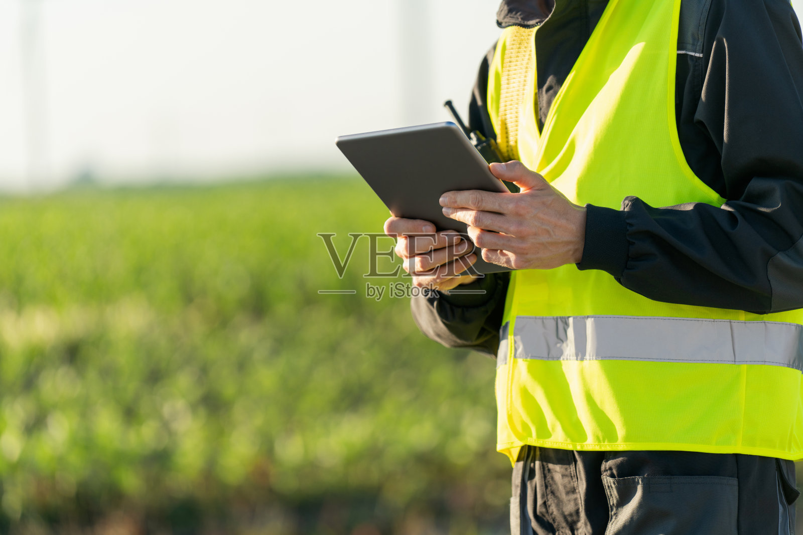 拿着数码平板电脑的工程师在风力涡轮机现场工作照片摄影图片