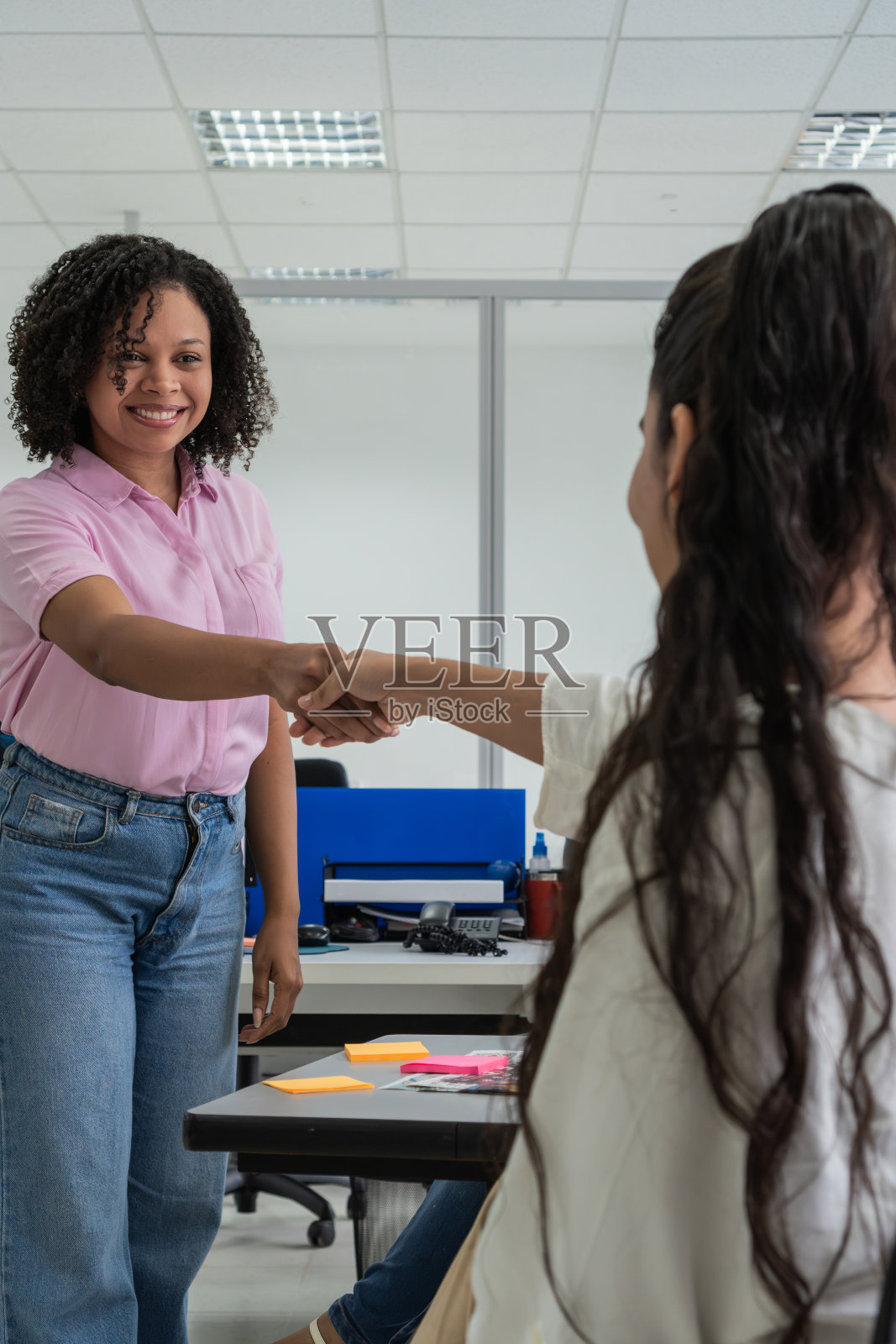 在办公室微笑握手的同事照片摄影图片