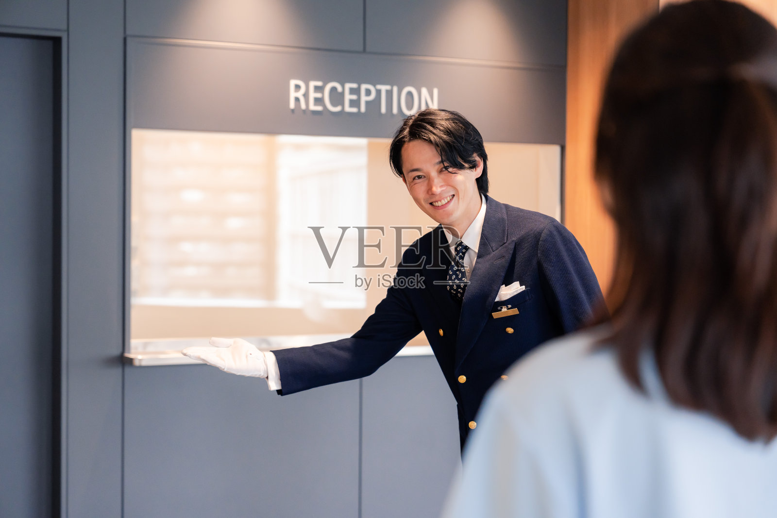 酒店工作人员带客人参观照片摄影图片