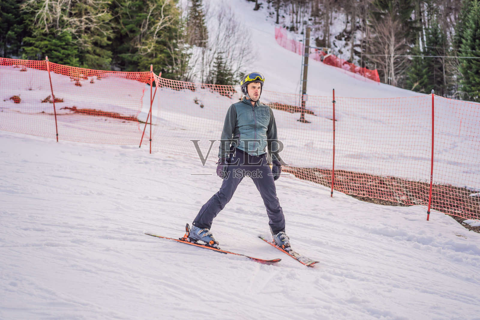 滑雪教练在训练跑道上教学生如何滑雪照片摄影图片