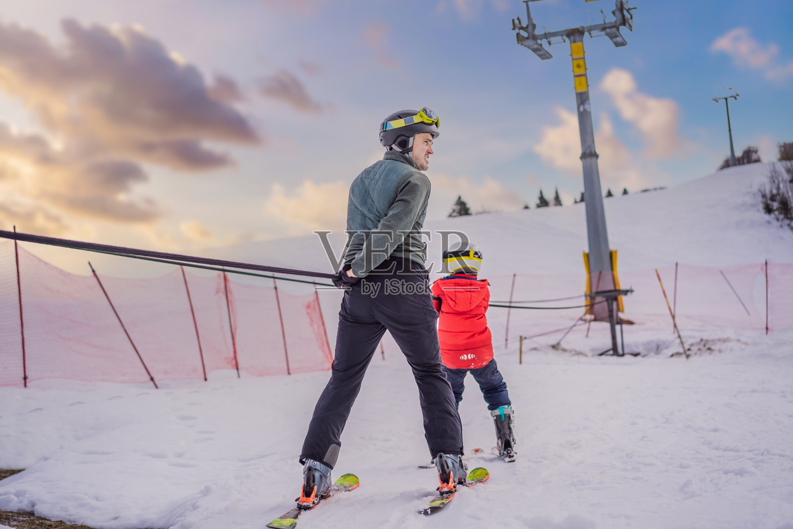 教练教男孩滑雪者使用滑雪缆车照片摄影图片