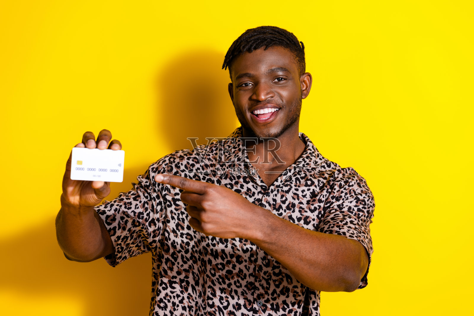 照片的有趣的好积极的男人穿着时髦的衣服，拿着横幅牌孤立在生动的黄色背景照片摄影图片