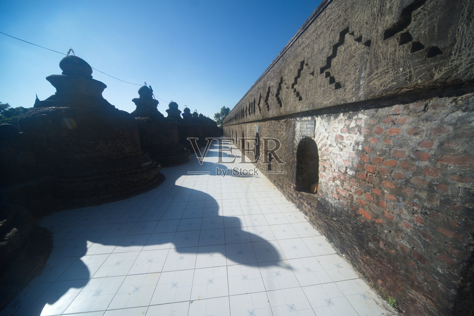 Wat Shitetaung Phaya这座寺庙建于1535年，建在一座小山上。它有一个像隧道一样的露台。它每边近100米长，并装饰着与佛祖有关的高浮雕画。照片摄影图片