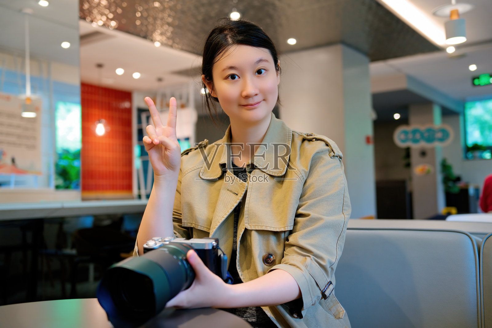 在咖啡馆休息的年轻摄影师照片摄影图片