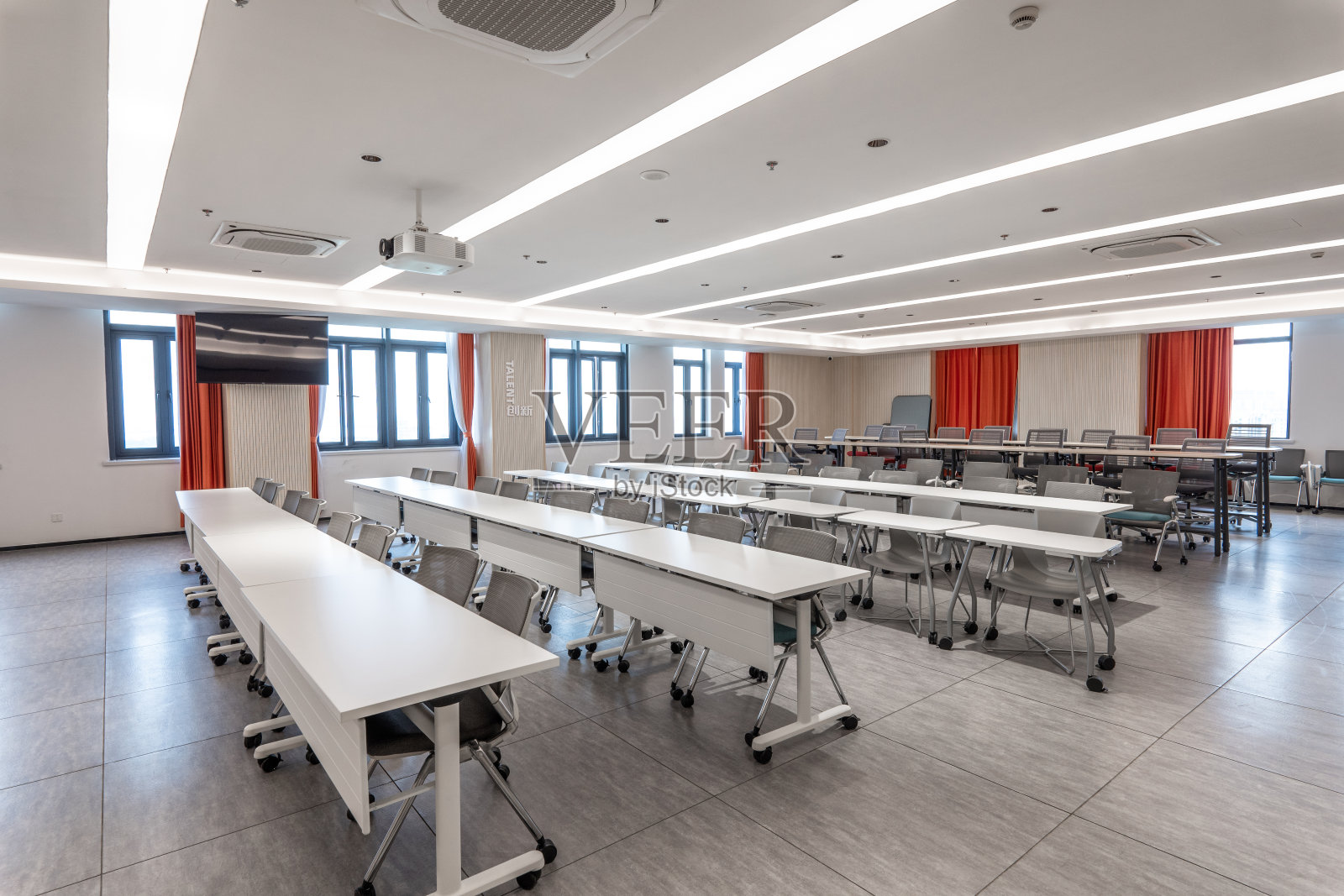 现代化崭新教室照片摄影图片