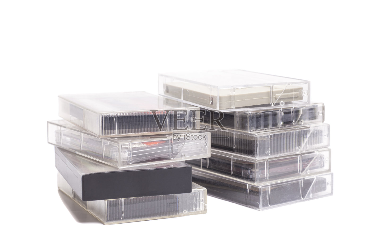 一堆被隔离在白色的老式录音带。照片摄影图片