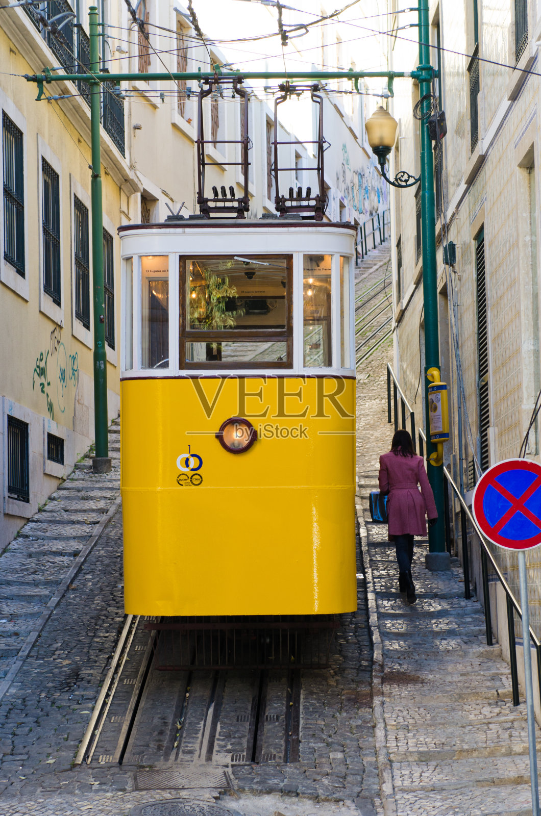 典型的葡萄牙城市电车照片摄影图片