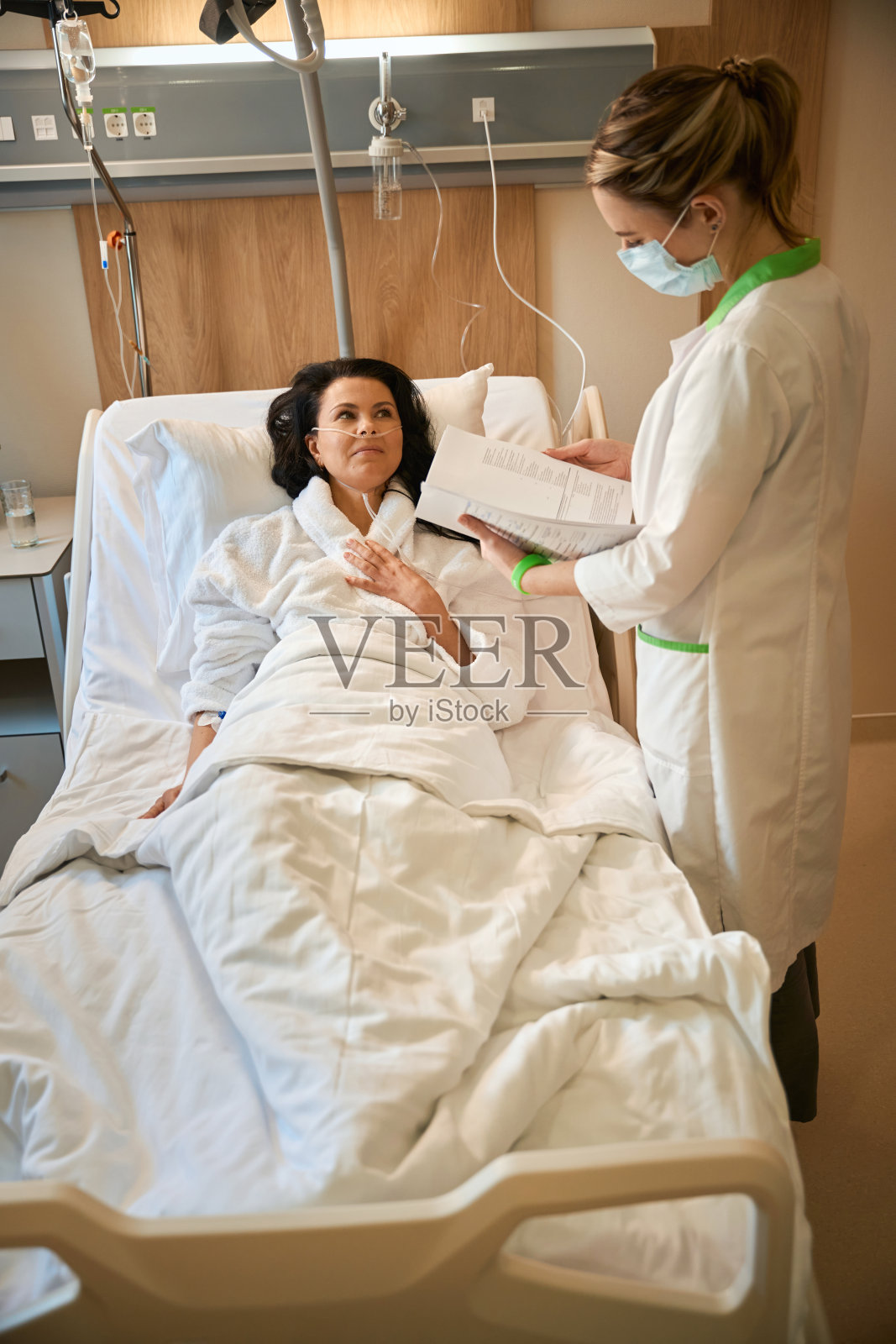 医生在医院病房查房照片摄影图片