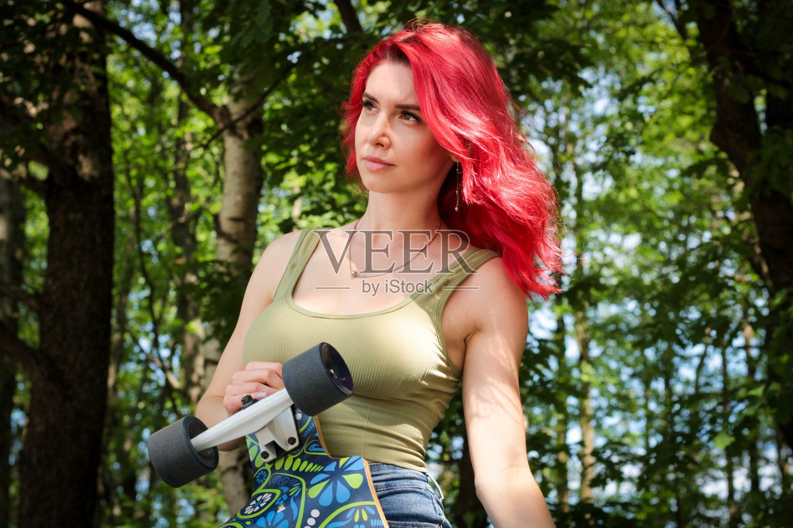 漂亮的女孩拿着长板摆姿势。高质量照片照片摄影图片