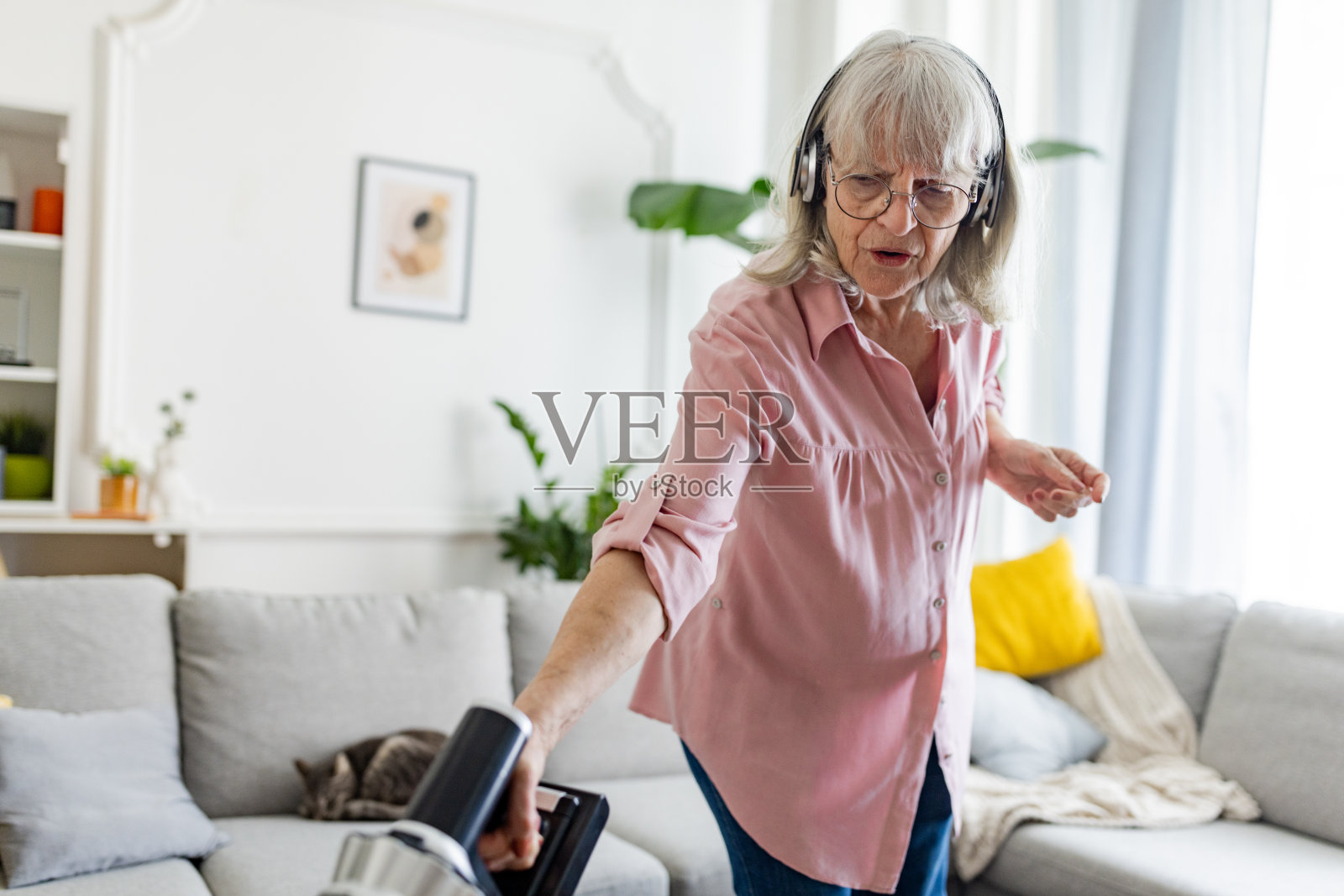 在家吸尘的女人照片摄影图片