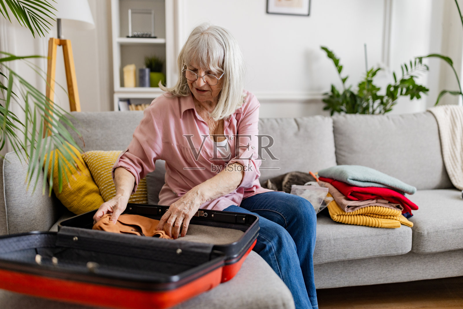 女人在为度假打包衣服照片摄影图片