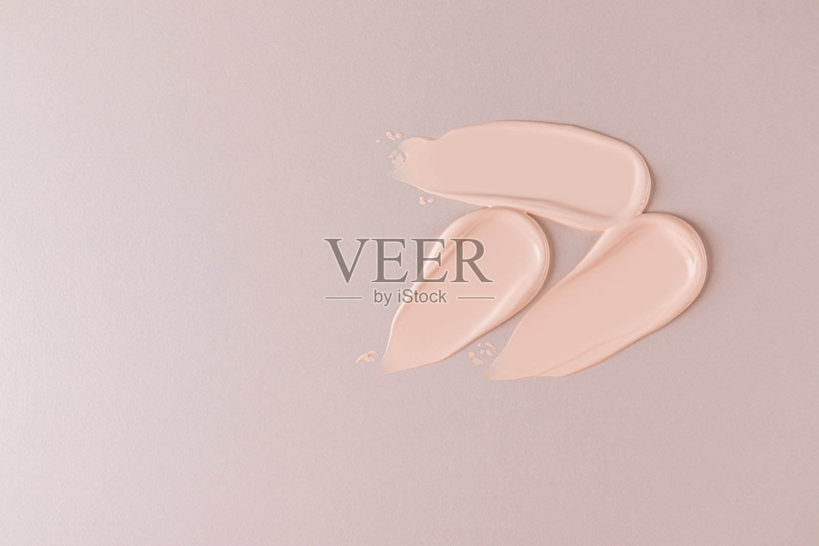 三笔美丽的化妆粉底在一个自然色调的米色背景。上的观点。空间的副本。纹理样本。照片摄影图片