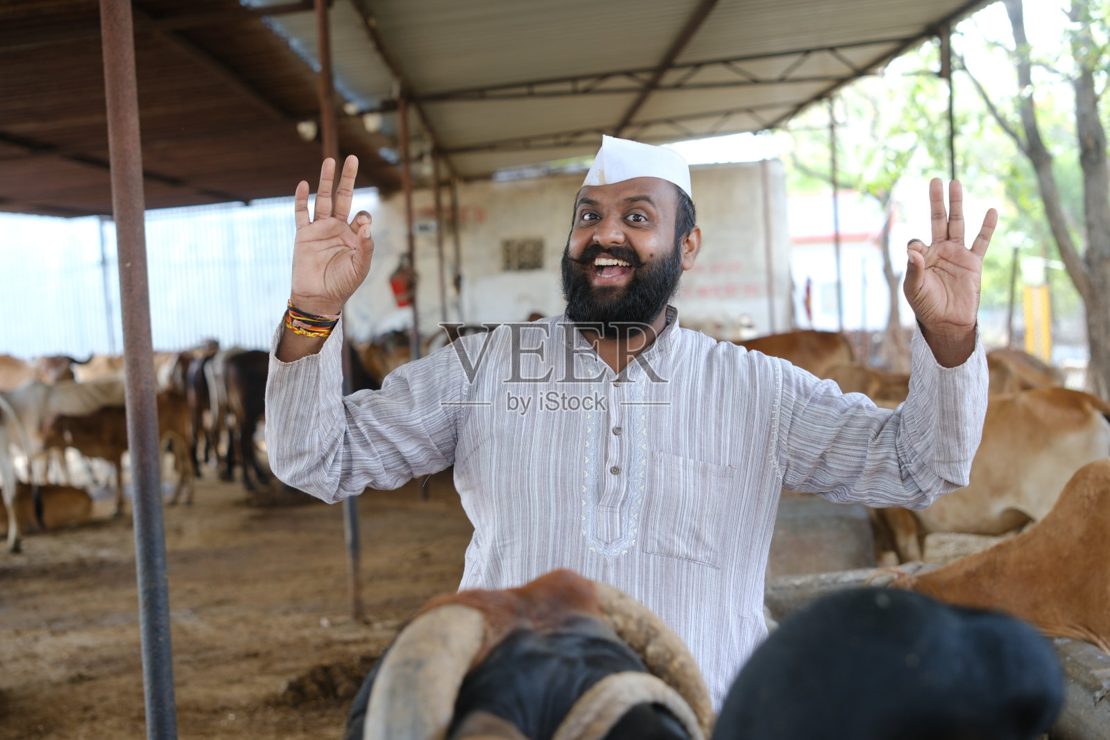 年轻的印度农民照片摄影图片