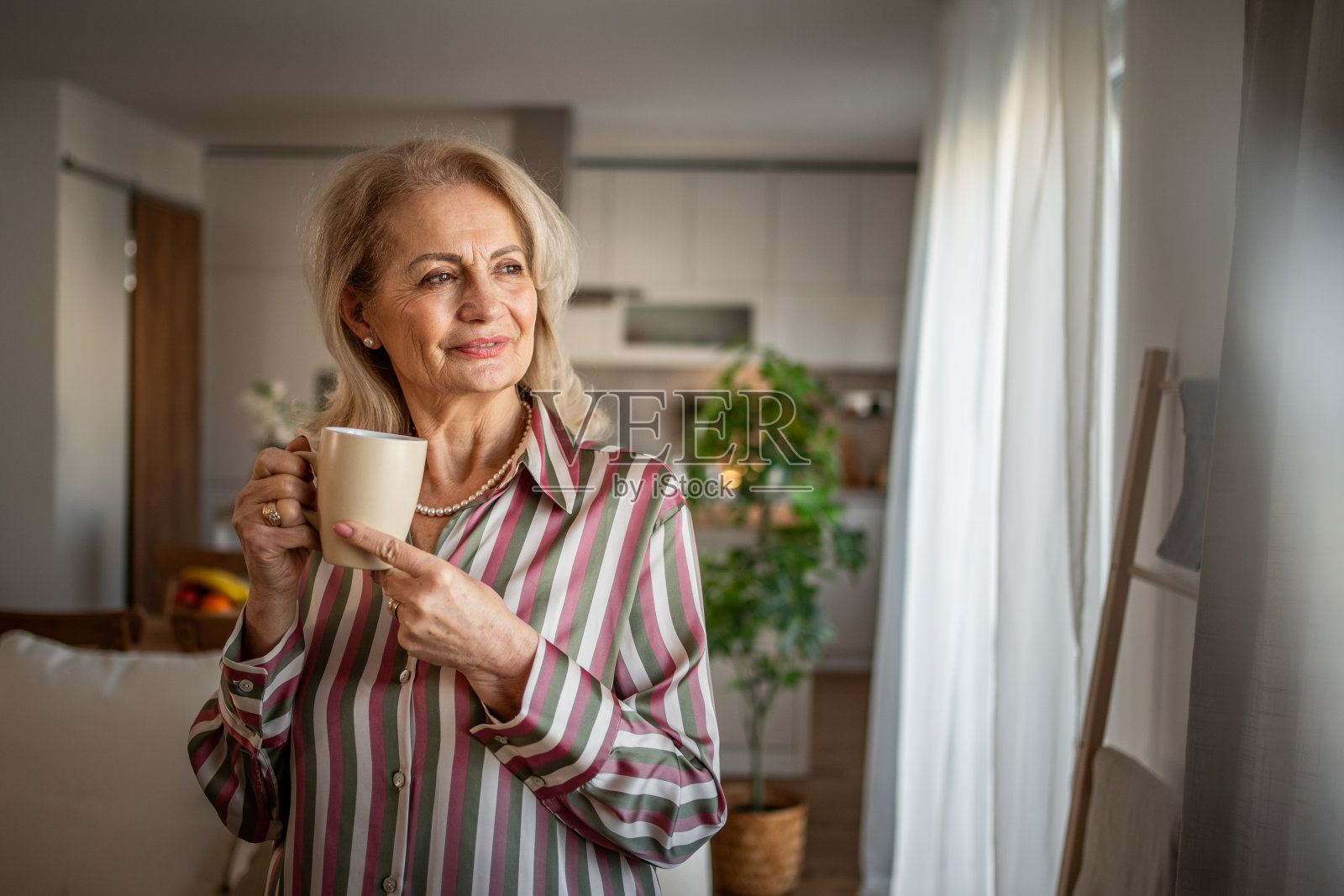 在家里喝咖啡放松的退休老妇人照片摄影图片