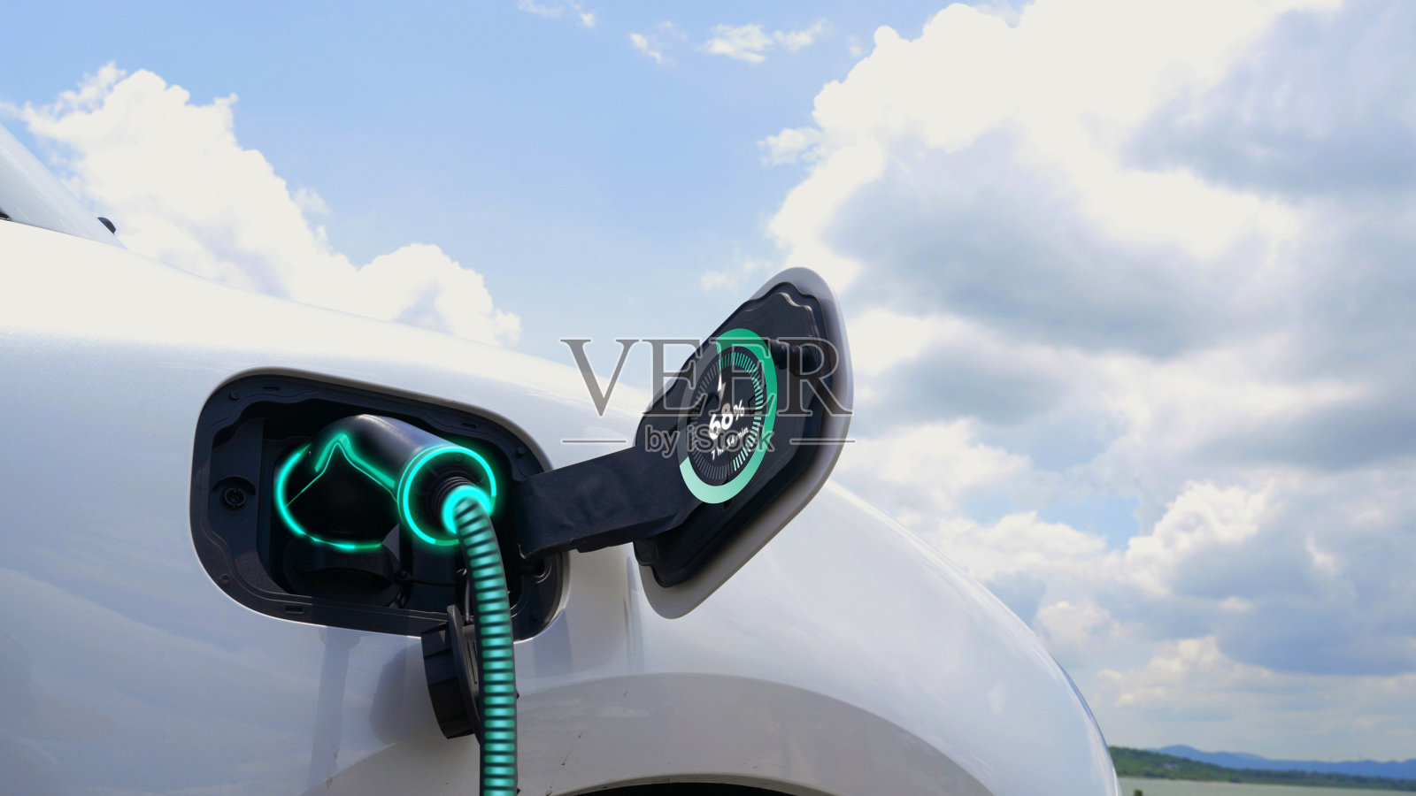 带有自然背景充电站的电动汽车。细读照片摄影图片