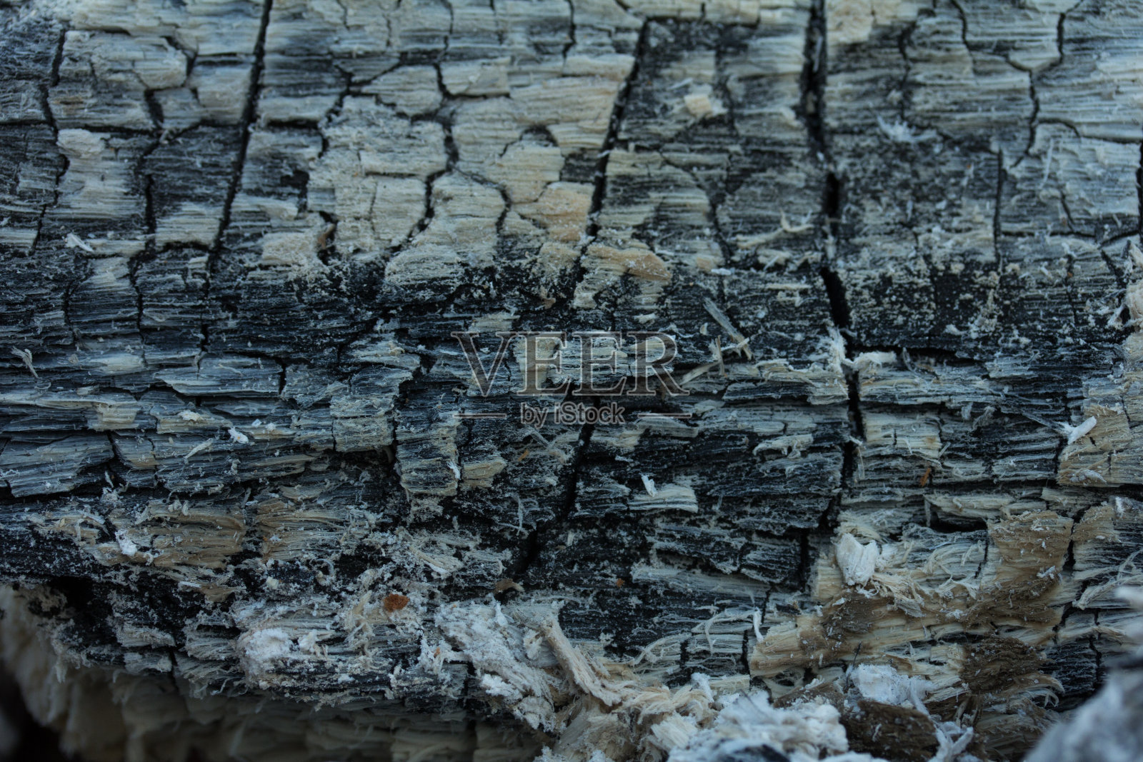 刚用过的木炭。照片摄影图片