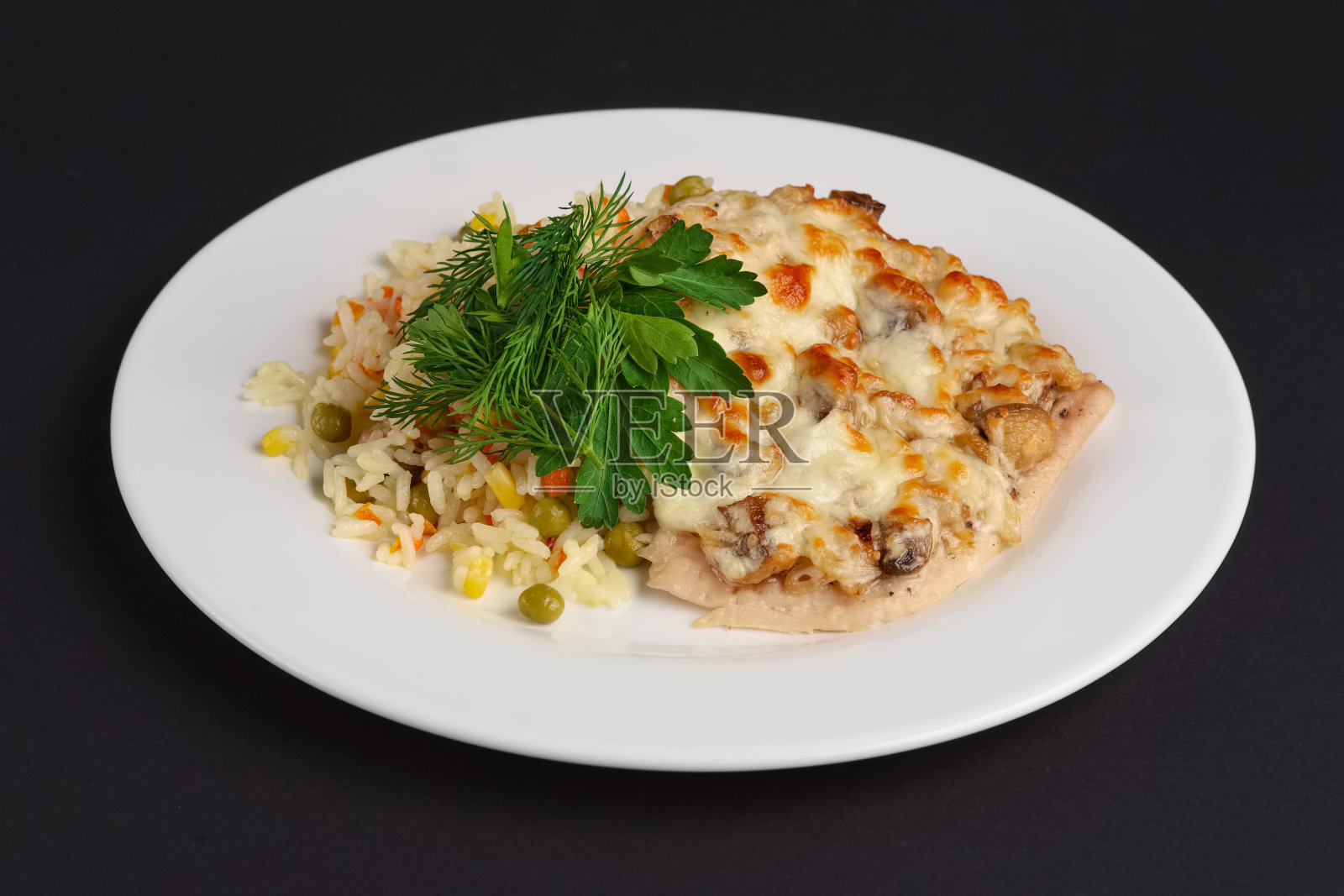 蘑菇和芝士鸡柳配以米饭、玉米和豌豆照片摄影图片