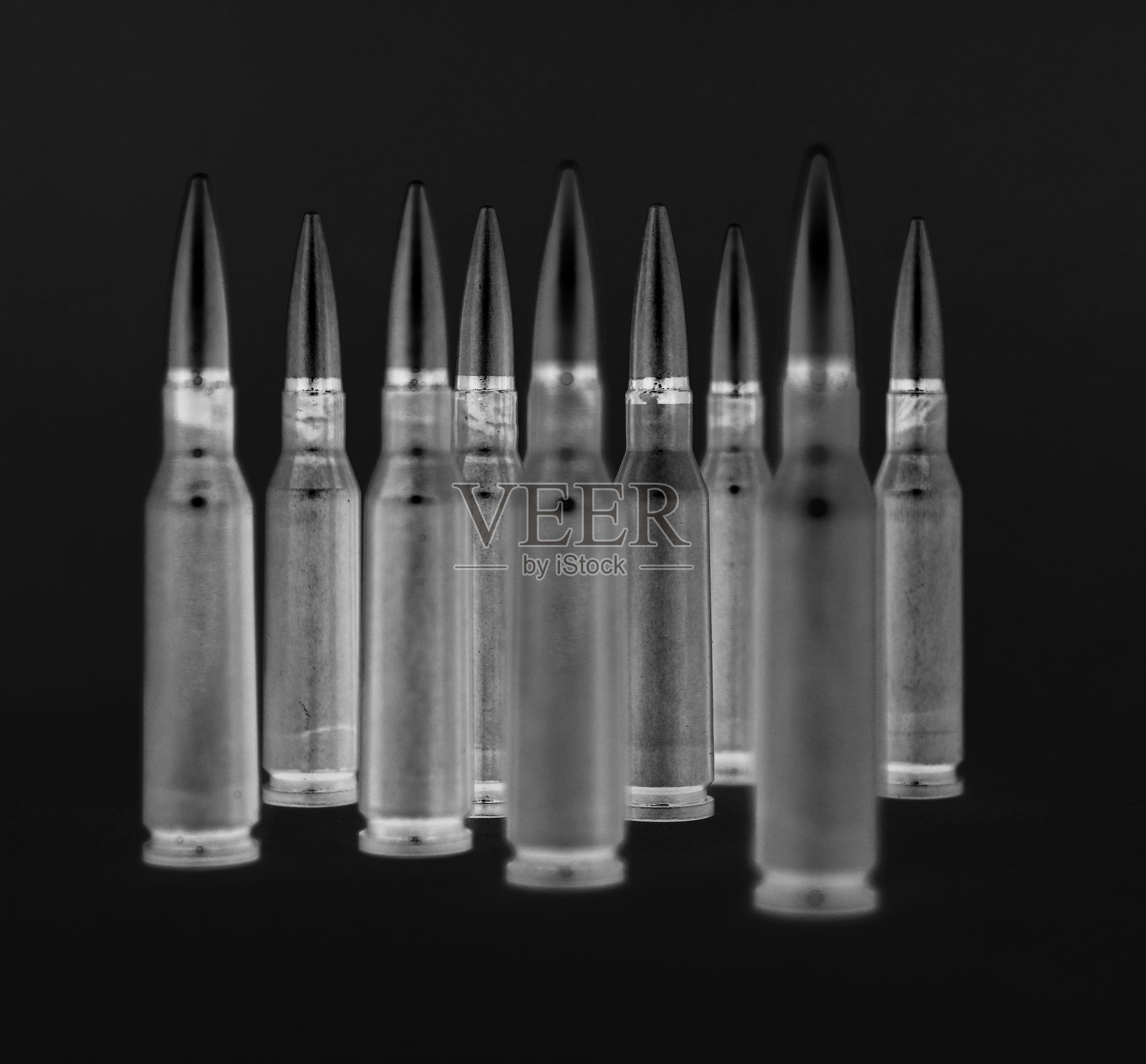 一组子弹停留在一个黑色的背景在放射风格照片摄影图片