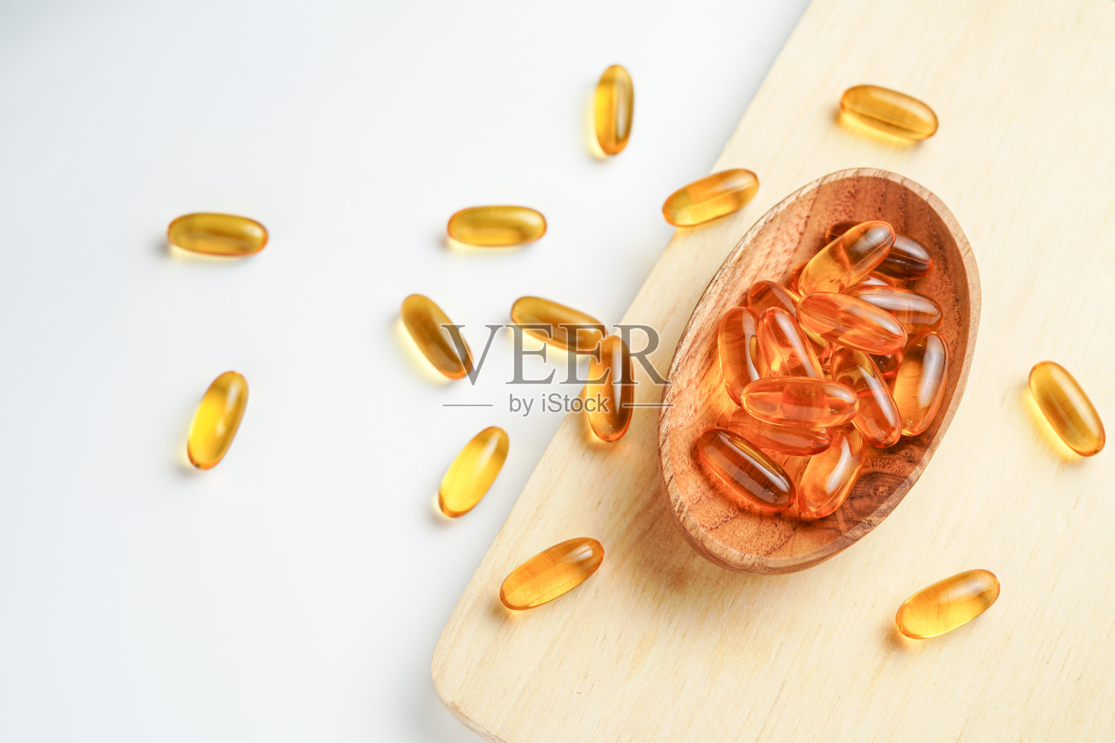 鱼油胶囊含欧米伽3、欧米伽9、维生素D、维生素E、鱼肝油、月见草油、琉璃苣照片摄影图片