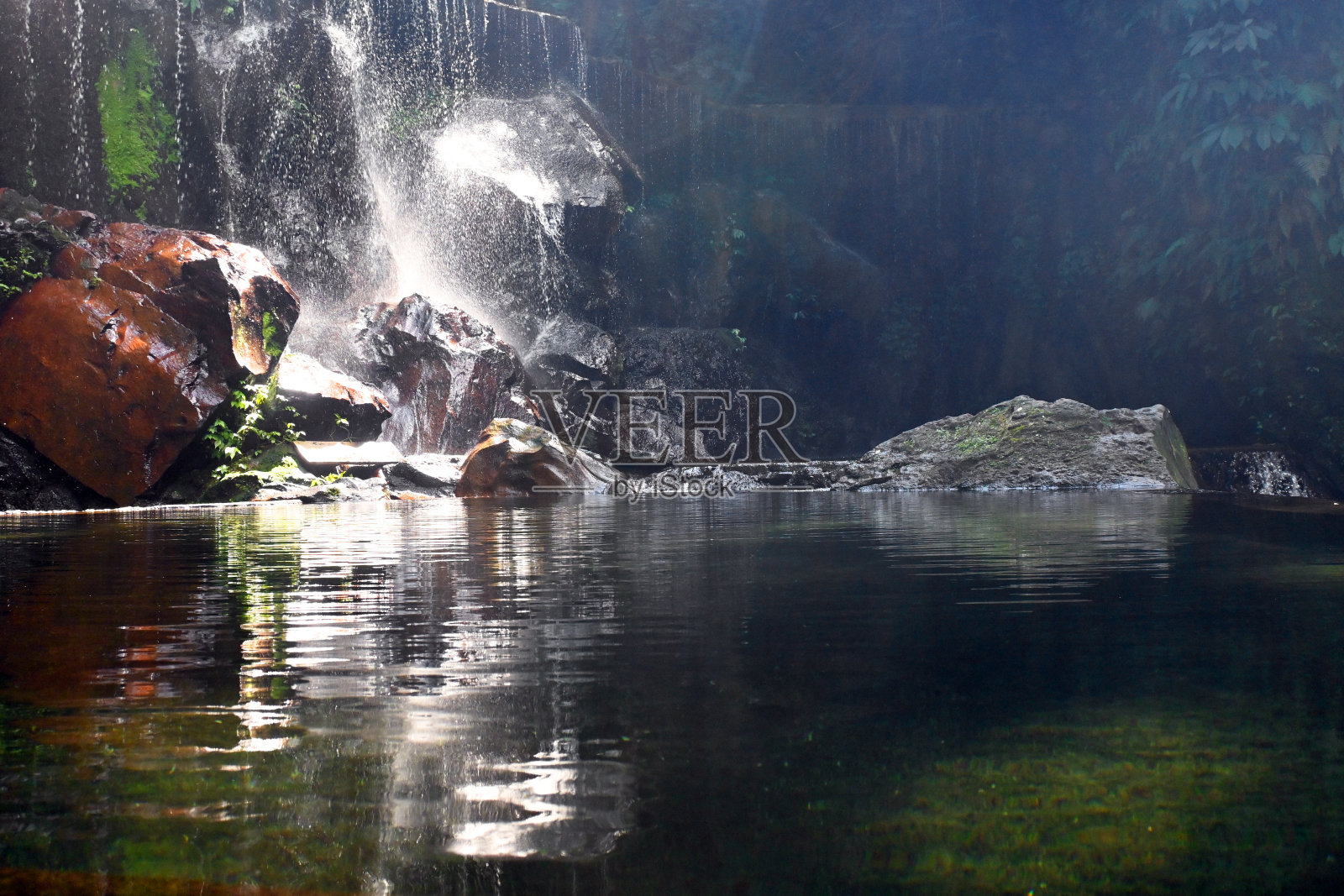 果阿拉贾瀑布，位于巴厘岛邦利摄政，拥有美丽的绿色自然景观照片摄影图片