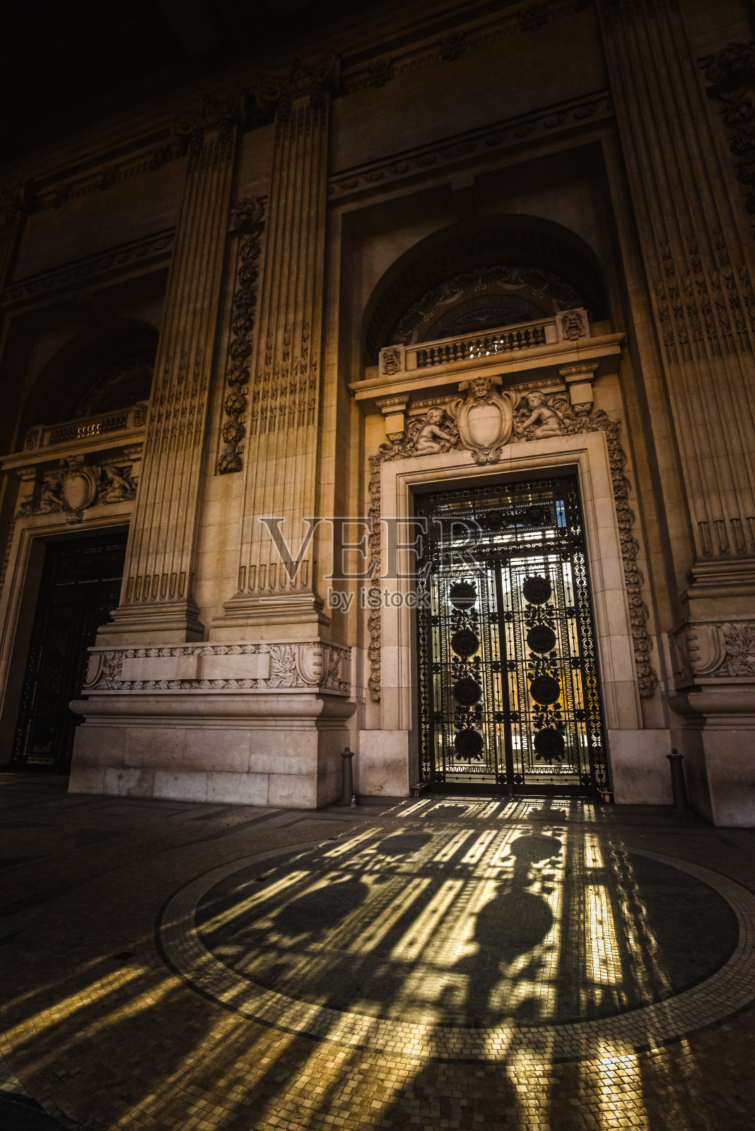 金色的光影在大皇宫入口处-巴黎，法国照片摄影图片