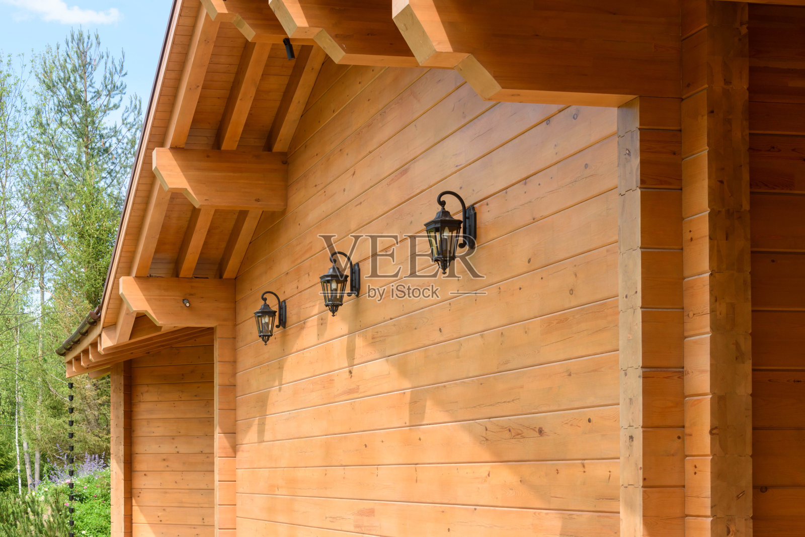 私人小屋墙上的新式老式街灯。照片摄影图片