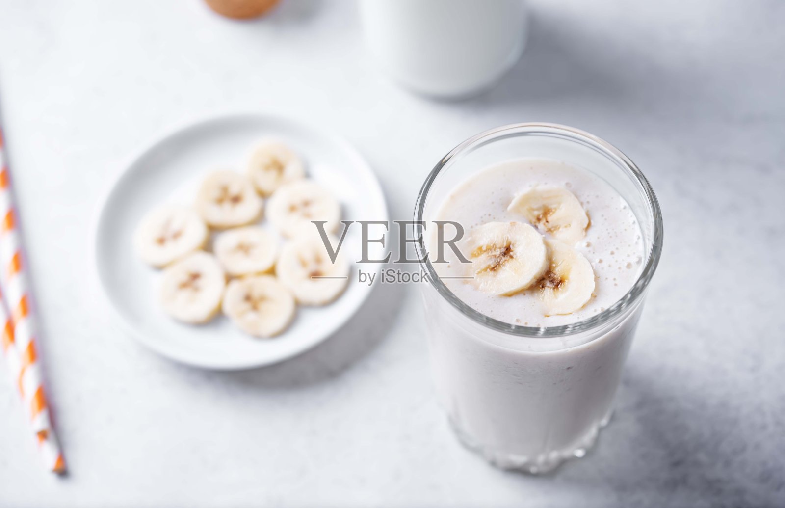 香蕉奶昔加香蕉片照片摄影图片