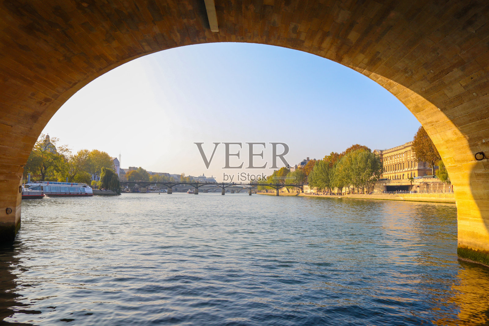 法国巴黎的秋天。照片摄影图片