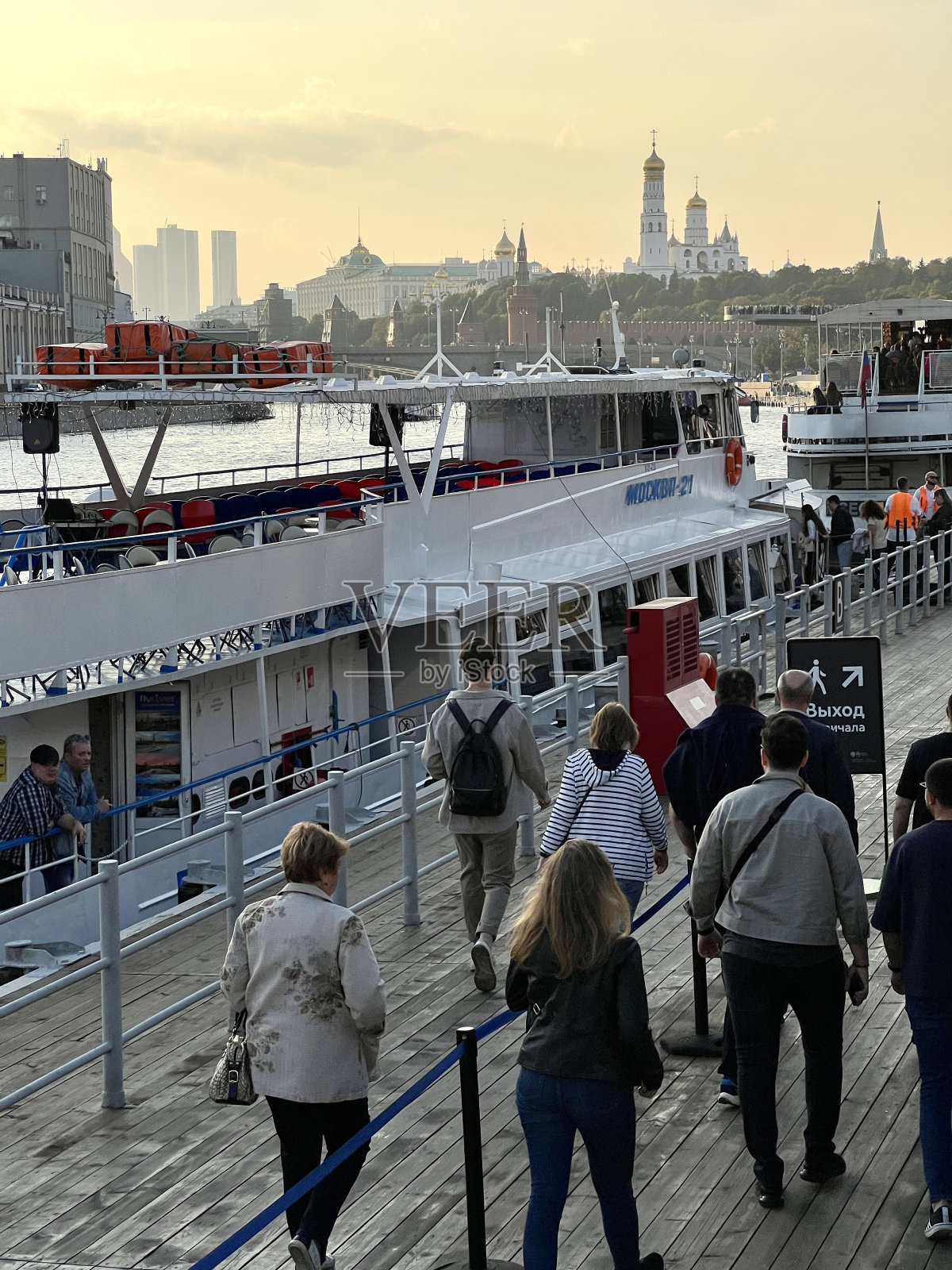 俄罗斯莫斯科，人们在莫斯科河上登上游船照片摄影图片