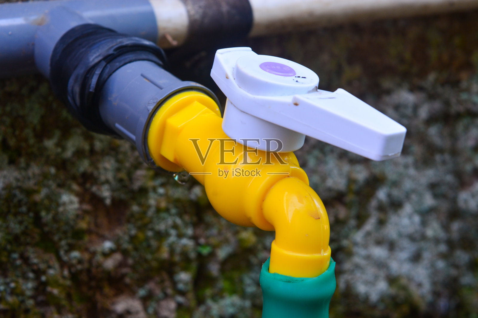 房子侧面黄色水龙头的照片照片摄影图片