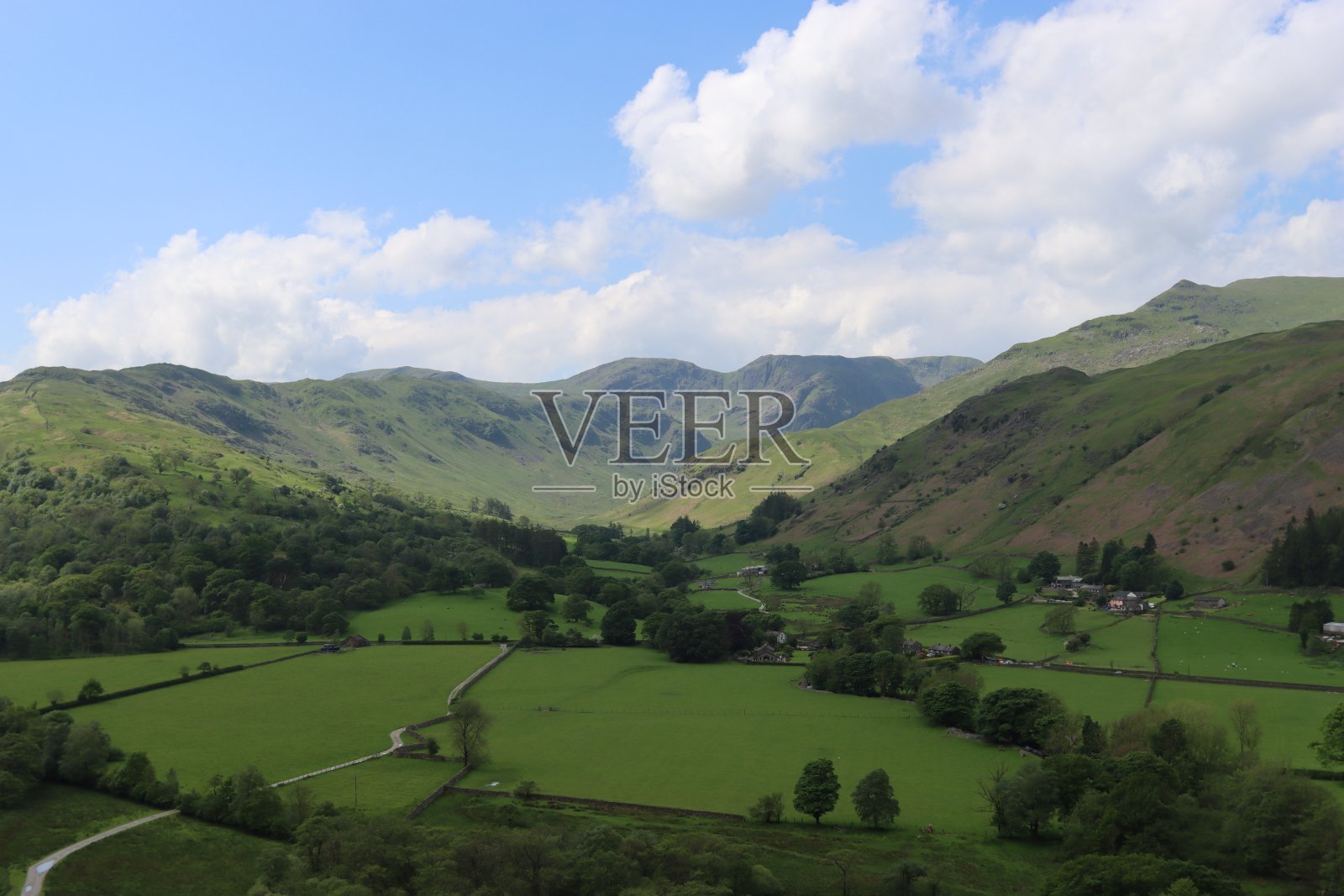 夏季湖区的绿色田野和山丘照片摄影图片