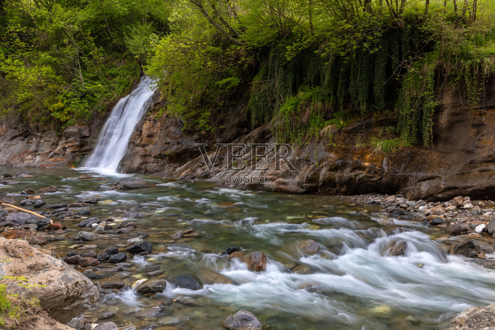 南蒂罗尔Passer峡谷的小瀑布照片摄影图片