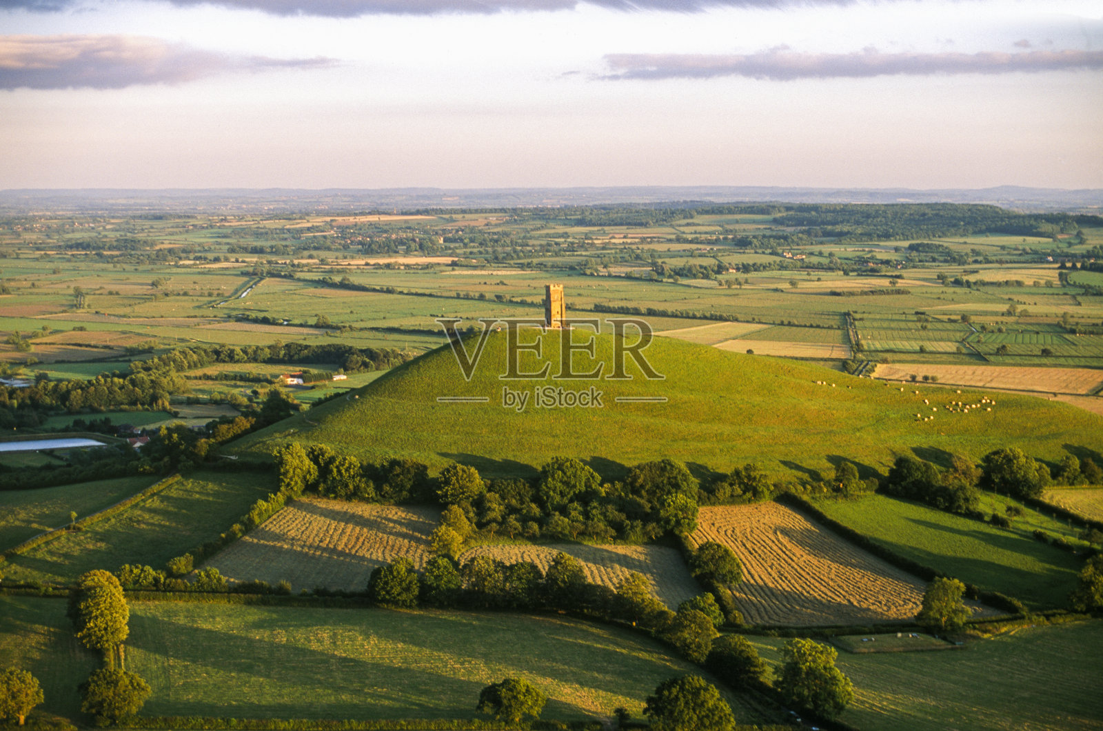 英格兰萨默塞特郡格拉斯顿伯里岛上的圣迈克尔塔照片摄影图片